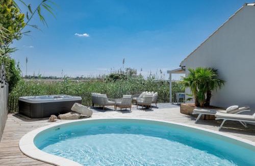 Aigues-Mortes Villa | La Perle Rose Villa Standing 5 étoiles avec piscine jacuzzi et superbe vue