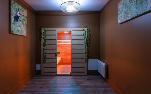 Poincare - Foch - Anatole France - Croix de Bourgogne Apartment | La Somptueuse 100m2 Spa/Sauna privé