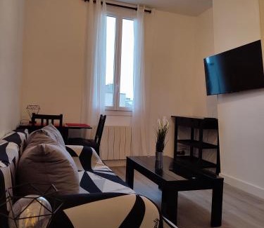 Maisons-Laffitte Apartment | La vie en blanc et noir Maisons-Laffitte