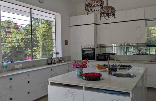 Bommayapalayam Villa | La Vie en Rose with Private Pool