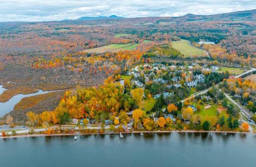 Lac-Brome Villa | lacbrome Chalet lake+Terrasse+BBQ+Hot-tub