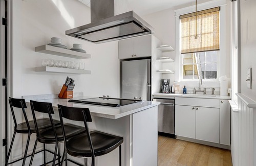 Cannonborough Elliotborough Apartment | Lady Helène No. 1: Stylish Comfort Steps from King