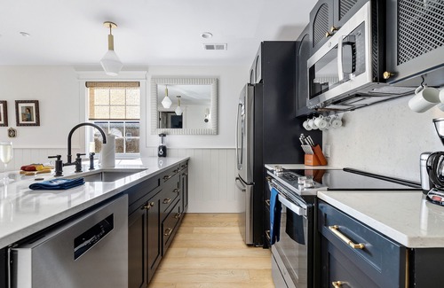 Cannonborough Elliotborough Apartment | Lady Helène No. 2: Timeless Elegance