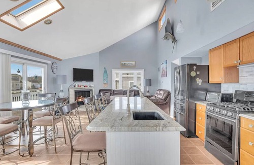 Manahawkin House | Lagoon-front home just minutes from the beach!