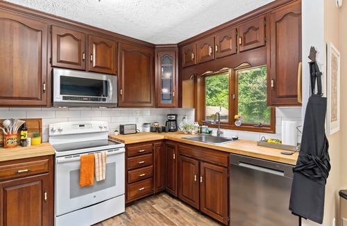 Livingston House | Lake Anna Rental-3min walk! Gated 3BR, covered game barn, king bed, 2 fire pits