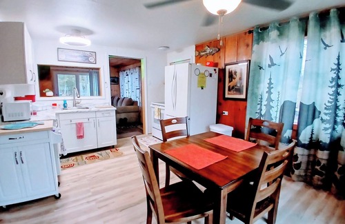 Harrison Cottage | LAKE CABIN! Stocked, Wifi Beach Kayaks, Firepit, Trails, Creek Washer Dryer, Pet