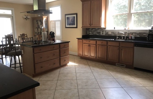 Bracey House | Lake Escape - Updated 2024 - Unobstructed Views at our Family-Friendly Retreat!