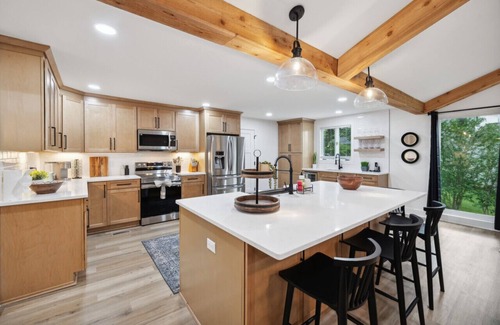 Gallatin House | Lake Front Beauty North of Nashville