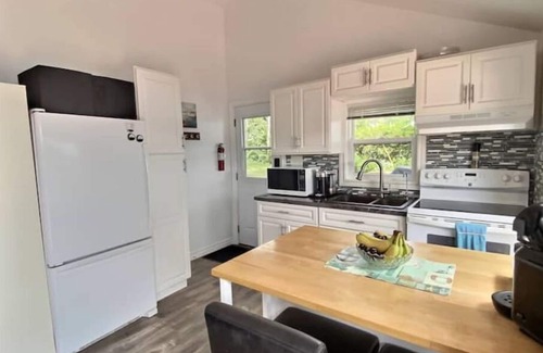 Shortts Lake Cottage | Lake Front Bliss: Cozy And Modern Cottage Retreat