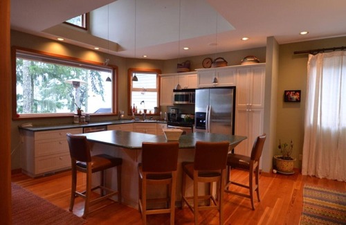 Shawnigan Lake House | Lake Front Relaxation