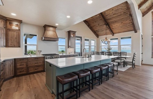 Fish Haven House | Lake Haven Lodge | Private Pickleball Court |Sleeps 40 | Spa | Views