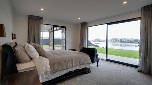 Huntingdon House | Lake Hood Escape & Private Jetty