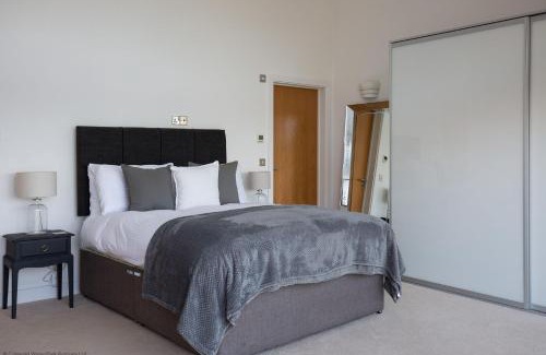 South Cerney House | Lake House