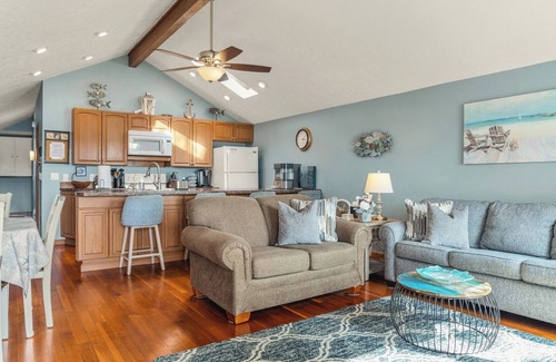 Twin Lake House | Lake House: Pontoon Rental l Kayaks & SUP +Hot Tub
