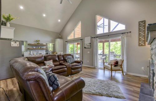 Lampe House | Lake House Retreat - Private Hot Tub