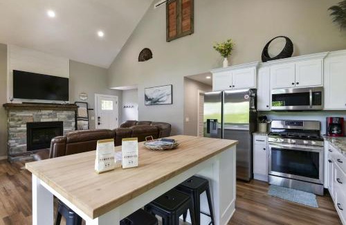 Lampe House | Lake House Retreat - Private Hot Tub