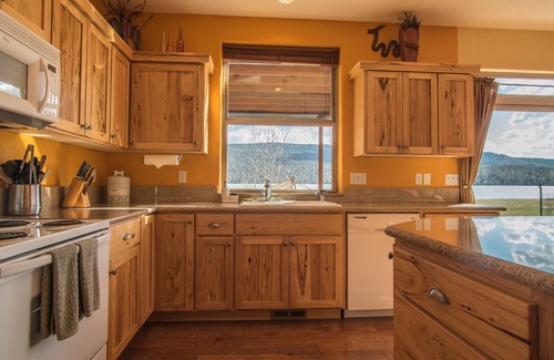 Prineville House | Lake House with Private Dock-Sleeps 8