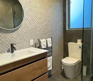 Fernhill House | Lake & Mountain Views with Spa & Home Cinema