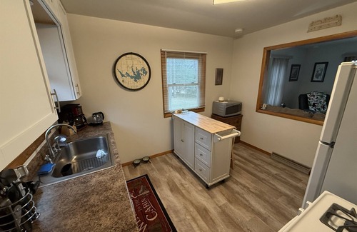 Tomahawk House | Lake Nokomis Cozy 2-Bed Getaway for Couples, Families & Outdoor Enthusiasts
