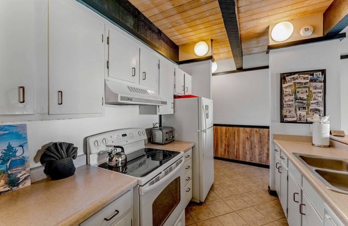 Brockway Condo | Lake Tahoe Vacation Rental w/Patio & Pool Access