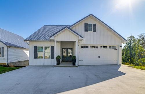 Grand Rivers House | Lake View and Deck Group Getaway in Grand Rivers!