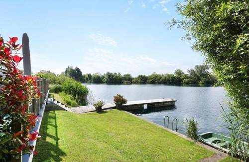 South Cerney House | Lake View Landings Cotswolds Water Park South Cerney