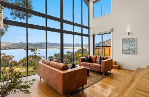 East Jindabyne House | Lake View Retreat