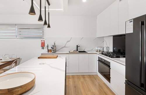 East Jindabyne House | Lake Villavista - 4BR Luxury Townhouse l Pet Friendly l Lake Views l WiFi l BBQ