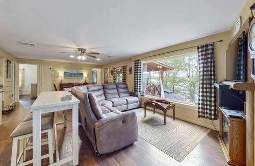 Tafton House | Lake Wallenpaupack Lakefront - 3 bed 2 bath Stunning Views with Hot Tub