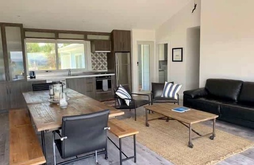 Waitahanui House | Lakefront, 5 Mile Bay - simply amazing!