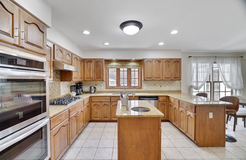 Henryville House | LAKEFRONT BACKYARD! Secluded Fishing, Kayaks, Arcade Room, Poker Room and Gym!