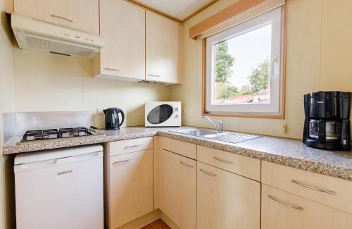 Leuken Ski Chalet | Lakefront Chalet w Terrace