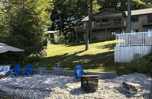 Picton Cottage | Lakefront Cottage Made for Family Memories - Epic Games Room - Near Sandbanks