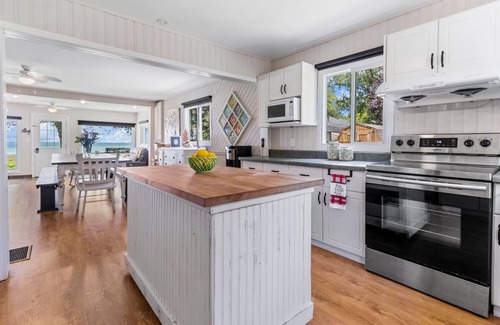 Dunnville Cottage | Lakefront Cottage on Private Beach