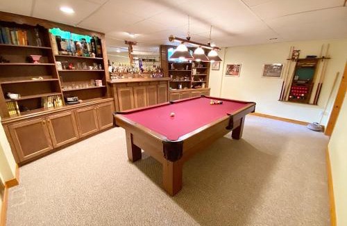 Lambton Shores House | Lakefront Cottage w Grand Cabin Room