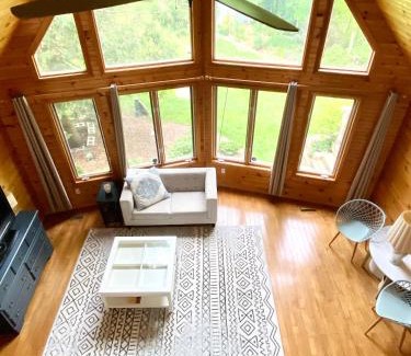 Lambton Shores House | Lakefront Cottage w Grand Cabin Room