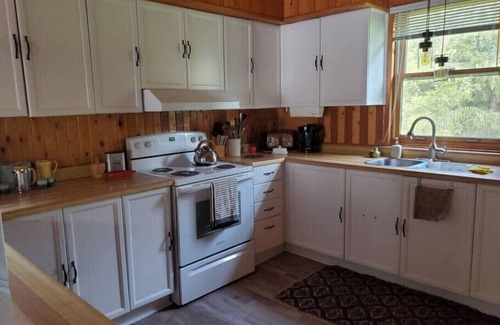 Douro-Dummer Cottage | Lakefront Cottage with Cozy Cabin Appeal