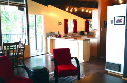 Nelson Cottage | Lakefront Cottage With Secluded Beach