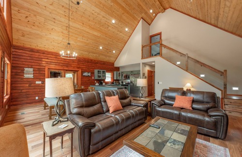 North Glade Hills House | Lakefront Dog Friendly Log Home w/Hot Tub