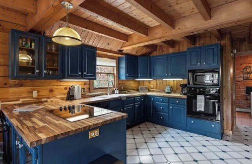 Athens House | Lakefront Getaway | Hot Tub & Games | Sleepy Hollow