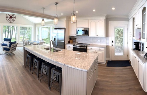 Town of Torrey House | Lakefront Getaway: The Blue Bungalow on Seneca Lake