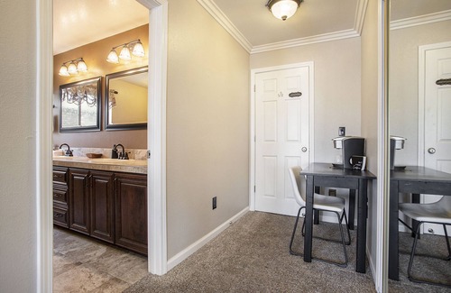 Discovery Bay House | Lakefront Haven Boat Rental Sleeps 4 people