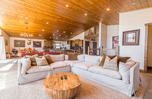 Patton Cabin | Lakefront Lodge by AvantStay | Direct Access to Big Bear Lake | Hot Tub + Views