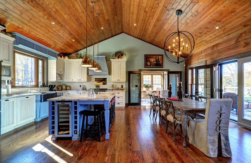 Eagle Lake Cottage | Lakefront - Lux Log Cabin Cottage - Lake Front 5 mins Sir Sam's Ski Hill