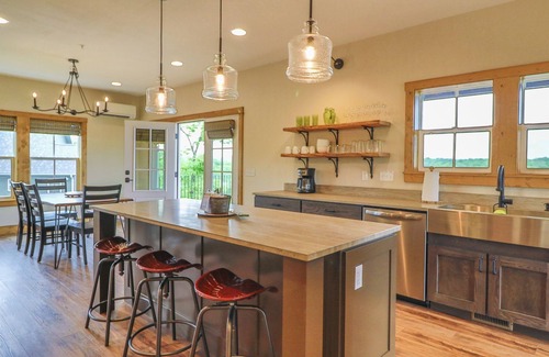 Kimberling City Cabin | Lakefront Luxury Cabin - Perfect Family Retreat for 8 people