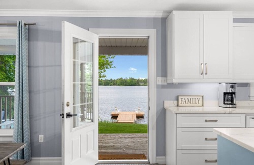 East Hants House | Lakefront Luxury - Hot Tub