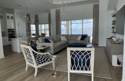 Biggar House | Lakefront Luxury Living