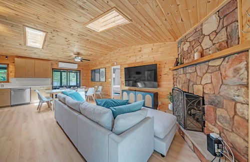 White Haven House | Lakefront - Putting Green, Bocce ball, Game Room!