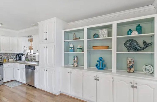 Enchanted Oaks House | Lakefront retreat, hot tub, firepit, pets
