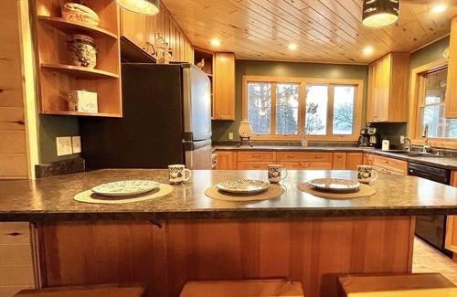 Hovland House | Lakefront retreat, river/wood fireplace/hot tub